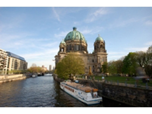 berlin-sightseeing-cruise-on-the-river-spree-in-berlin-120378.jpg