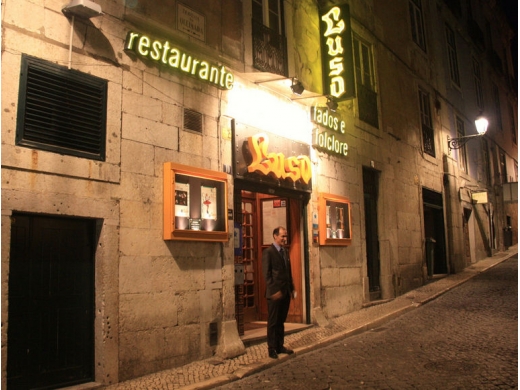 lisbon-city-by-night-and-fado-restaurant-dinner-1-520_390.jpg